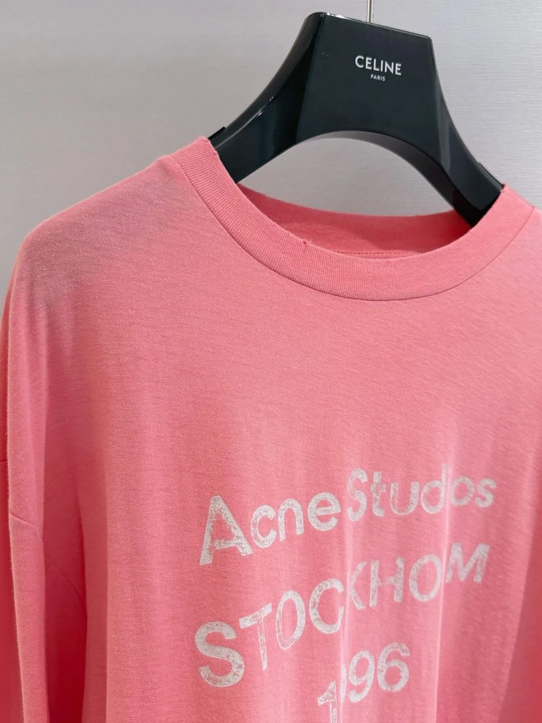 (Newly added, peach pink, white silicone printing) Acne All-Star slub cotton material, Retro washed and distressed version of printed letter long-sleeved T-shirt, made of slub cotton super soft fabric, excellent breathability, after washing process, and then the chest part is made to feel dirty, and the lower part shows a gradient effect. The clothes have a natural and slightly see-through Retro style. The collar, hem and cuffs are slightly frayed to better fit the overall tone. The distressed and cracked printed letters on the chest indicate the location of the brand and headquarters and the year of establishment. It has a very basic but not monotonous design concept. It seems simple and full of trendy and fashionable charm. The overall style continues the neutral atmosphere. The loose-fitting wearing experience for men and women is also very friendly to the figure. It is very nice whether worn alone or as an inner layer. Grams of washed slub cotton Black, White, Pink, Green, Dark Blue, Light Blue, Glacier Blue, Brick Red, Peach Pink, White Silicone Print S M L Sleeve length 69.5, shoulder width 54.5)